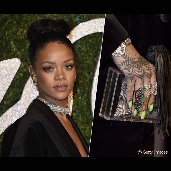 A cantora Rihanna usou o esmalte verde neon para dar um toque de cor no look preto usado durante o 